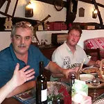 לינה וארוחת בוקר La Cornue ברטרי